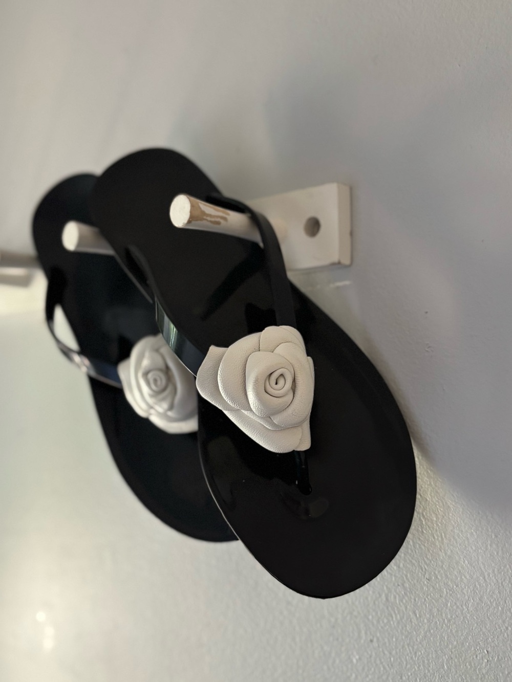 Kate Spade NY Fayette Jelly Flip Flop Sandals Black and White Camellia Flower 9
